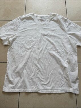 Amazon Essentials Men's White V-Neck Short Sleeve Tee